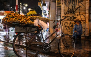 Những phận đời mưu sinh trong đêm mưa bão Hà Nội