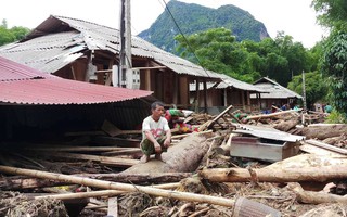 Tang thương một gia đình có 6 người bị lũ cuốn mất tích ở bản Sa Ná