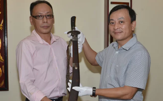 Cháu nội vua Mèo hiến tặng gươm quý cho Bảo tàng Hồ Chí Minh