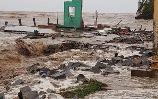 Hàng loạt nhà dân bị nước biển xóa sổ sau bão số 3