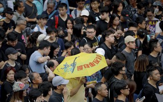 Hồng Kông: Cảnh sát và người biểu tình chơi "mèo vờn chuột"