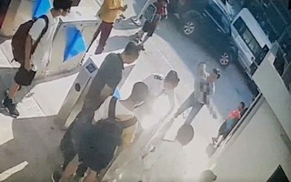 Xót xa cảnh phát hiện học sinh lớp 1 trường quốc tế ở Hà Nội "cứng người" trên ô tô