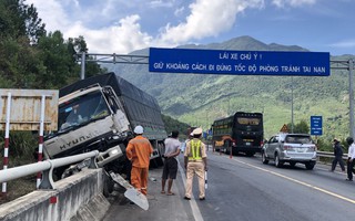 Xe tải mất thắng, tài xế nhanh trí tông vào đuôi xe ben thoát khỏi tai nạn nghiêm trọng