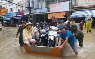 Mưa lớn hiếm gặp gây lũ lụt ở Tây Nguyên và Nam Bộ