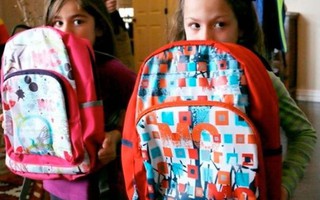 Phụ huynh Mỹ: Thay cặp đi học cho con bằng ba lô chống đạn