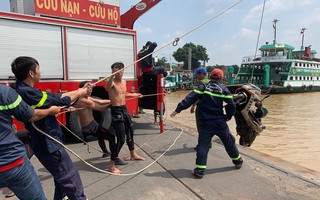 Tìm thấy xe máy của nhà báo tử vong nổi trên sông gần phà Cát Lái