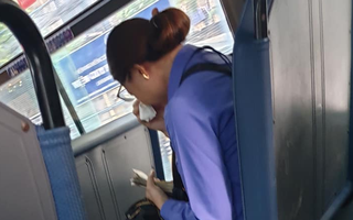 Vụ khách "quên" mua vé, nữ tiếp viên xe buýt khóc: "Tôi buồn nhưng không trách"