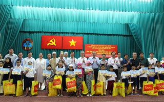 Phó Thủ tướng Thường trực Trương Hòa Bình tặng quà học sinh dân tộc Chăm TP HCM