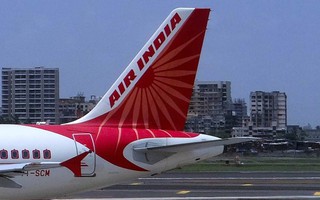 Vòi rồng diệt hàng ngàn con ong cho máy bay Air India cất cánh