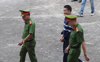 Bị tuyên án 2 năm tù, Trần Đình Sang nở nụ cười lúc rời tòa về trại giam