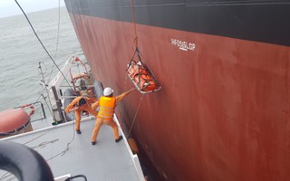 Điều tàu vượt sóng cứu thuyền viên nước ngoài bị nạn