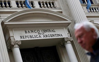 Argentina nâng sàn lãi suất cơ bản lên 78%