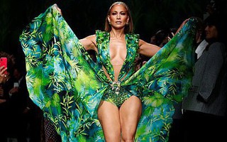 Jennifer Lopez hở “tứ bề” trên sàn catwalk