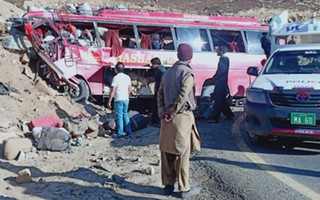 Xe buýt lao vào núi, hàng chục người thiệt mạng