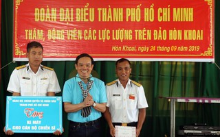 Đoàn đại biểu TP HCM thăm cán bộ, chiến sĩ trên đảo Hòn Khoai