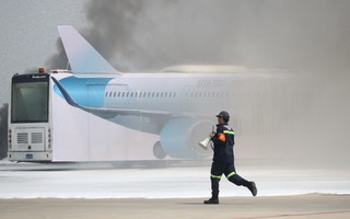 Cận cảnh tình huống máy bay hạ cánh khẩn cấp xuống Nội Bài khi gặp sự cố