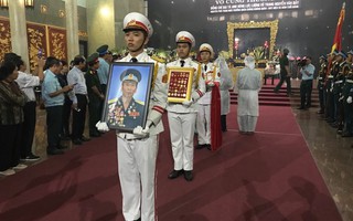 Hàng trăm người tiễn đưa Anh hùng phi công Nguyễn Văn Bảy về đất mẹ