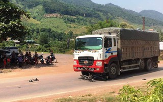 Tông vào xe tải biển số Lào, cô gái 19 tuổi đi xe máy tử vong