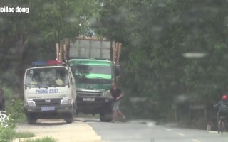 VIDEO: Tài xế xe chở quá tải cầm giấy tờ vào nhà dân "trình diện"?