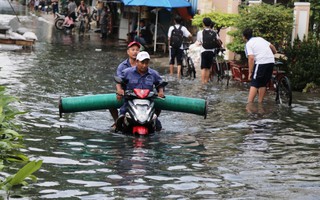 TP HCM: Ngàn người vật vã "bơi" giữa phố để về nhà