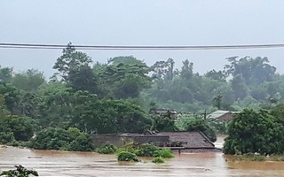 Cận cảnh hàng trăm nhà dân Quảng Trị ngập chìm trong nước