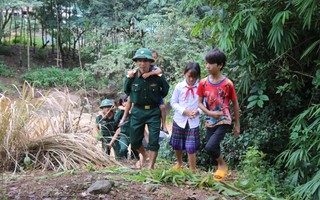 Ngày khai giảng: Không bóng bay, bộ đội cõng học sinh đến trường