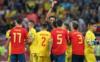 Thẻ đỏ oan nghiệt, tuyển Tây Ban Nha hút chết tại Romania