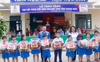 Quảng Ngãi: Tặng 500 cặp phao cứu sinh cho học sinh vùng lũ