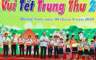 Thủ tướng Nguyễn Xuân Phúc vui Tết Trung thu cùng trẻ em Quảng Nam