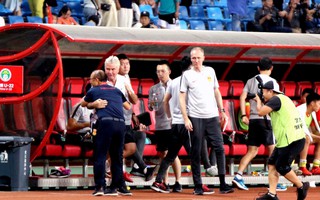 HLV Guus Hiddink nói gì sau khi để thua "đàn em" Park Hang-seo?