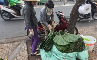 Người bán lá dong ngã ba Ông Tạ lo ế khách vì giá thịt heo tăng cao