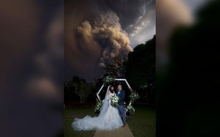 Bị núi lửa "dí" vẫn "cưới nhau cái đã"