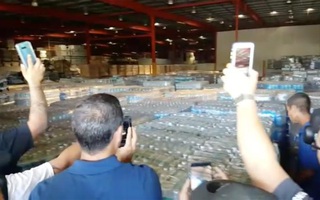 Dân thiếu thốn, cả kho hàng cứu trợ Puerto Rico để mốc meo