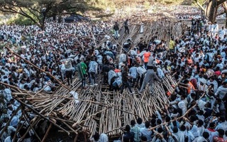 Sập khu ghế ngồi “xịn” tại lễ hội, cả trăm người thương vong