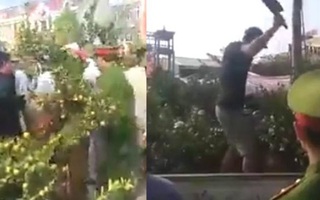 Người đàn ông cầm dao leo lên xe ô tô công vụ chặt các cây quất khi bị xử lý