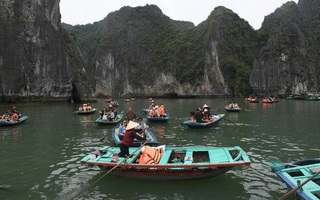 Lật thuyền trên vịnh Hạ Long, 1 nữ du khách nước ngoài tử vong