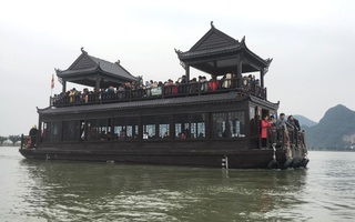 200.000 đồng/lượt đi thuyền trên hồ Tam Chúc, du khách vẫn chen nhau lên thuyền