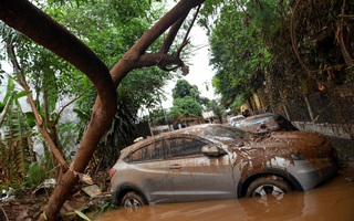 Indonesia nỗ lực "phá mây" để ngăn mưa ở Jakarta