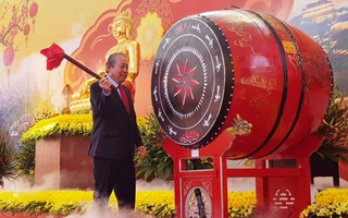 Phó Thủ tướng Thường trực Trương Hòa Bình đánh trống khai hội chùa Bái Đính