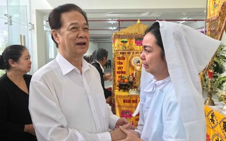Nguyên thủ tướng Nguyễn Tấn Dũng viếng tang lễ NSƯT Nguyễn Chánh Tín