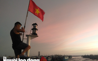Thiêng liêng trao cờ Tổ quốc trên đảo tiền tiêu Phú Quý