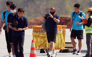HLV Park Hang-seo nhờ cảnh sát Thái Lan ngăn quay phim, chụp ảnh ở khách sạn