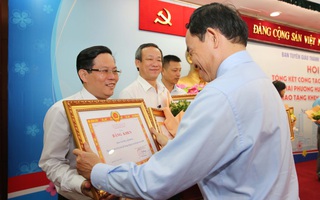Phó Bí thư Thường trực Thành ủy TP HCM trao bằng khen cho Báo Người Lao Động
