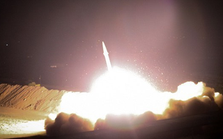 Iran phóng hàng chục tên lửa vào căn cứ Mỹ tại Iraq