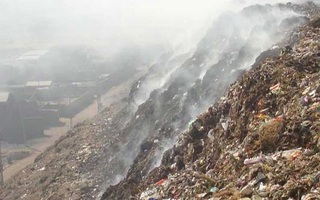Bé gái 12 tuổi bị chôn sống dưới núi rác cao 30 m ở Ấn Độ