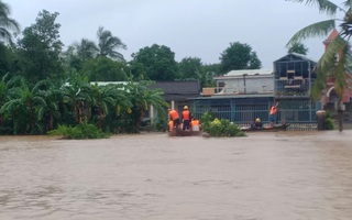 Bão, lũ tiếp tục đe dọa miền Trung