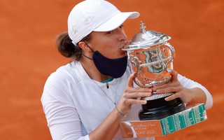 Học quần vợt qua game, Swiatek vẫn trở thành "Nữ hoàng" Roland Garros 2020