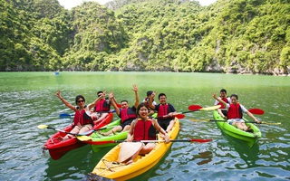 Mùa thu vàng khua mái chèo kayak trên vịnh Hạ Long