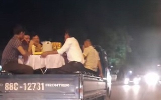 Xử phạt tài xế chở người cùng ghế, bàn phủ vải trắng trên thùng xe tải đi ăn cưới