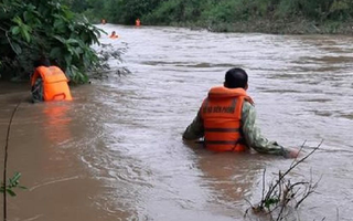 Đi qua đập tràn, một người bị nước cuốn mất tích